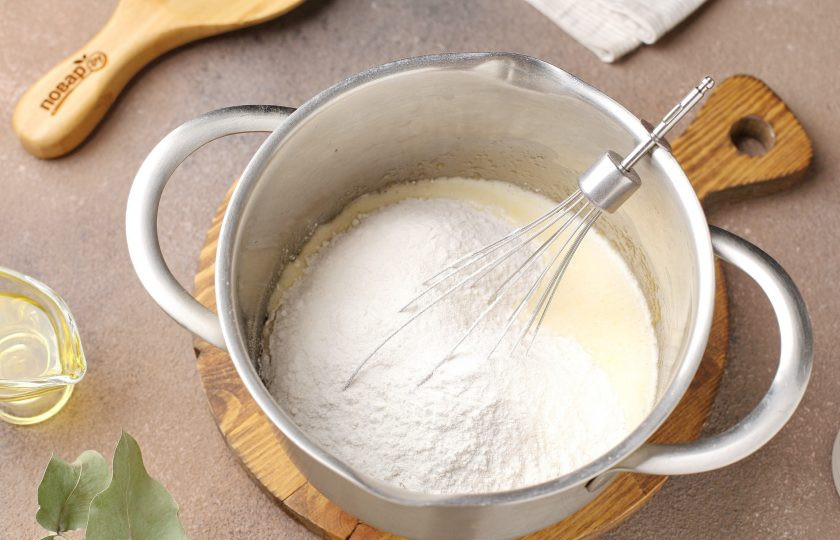 1. Этап. Блинчики на минералке: Добавьте муку.