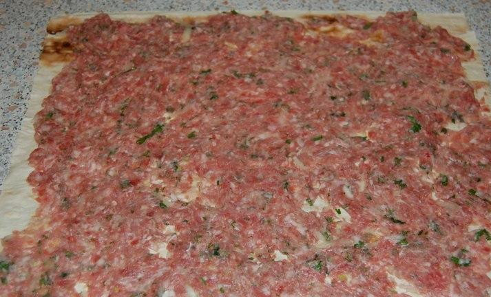 1. Этап. Пирог Ленивец: На лаваш равномерно выкладываем фарш