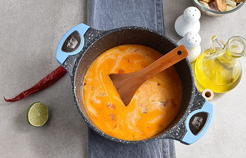 1. Этап. Суп из коктейля морепродуктов: Добавьте кокосовое молоко и проварите еще пару минут. Попробуйте, посолите и поперчите по вкусу.