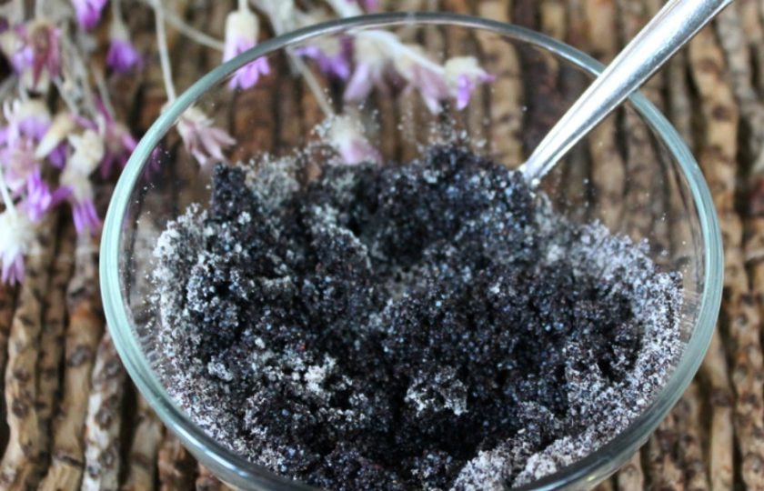 1. Этап. Творожное печенье с маком: В маковую начинку добавляем чайную ложку горячей воды и все перемешиваем.