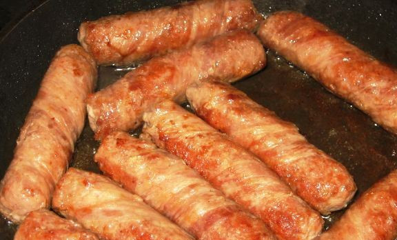 1. Этап. Большая сосиска в беконе: Обжариваем на разогретой сковороде со всех сторон. Можно еще запечь или обжарить на гриле.