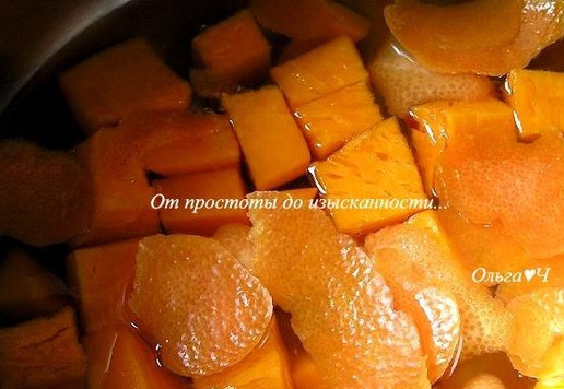 1. Этап. Напиток из тыквы и грейпфрута: Тыкву нарежьте кусочками, с грейпфрута снимите половину цедры, выложите все в кастрюльку и залейте 0,5 л воды.