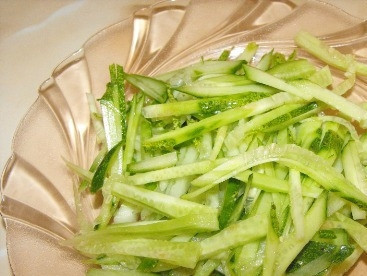 1. Этап. Салат из пекинской капусты с кальмарами: Свежие огурцы помоем и нарежем тонкой соломкой.