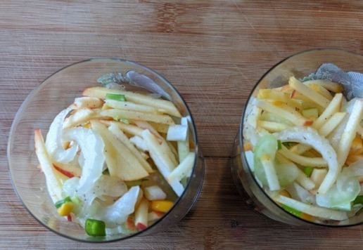 1. Этап. Салат из тунца с йогуртовой заправкой: Для подачи салат можно выложить в салатник, но в данном случае предлагаю праздничную подачу в бокалах. Кладём салат в бокалы.