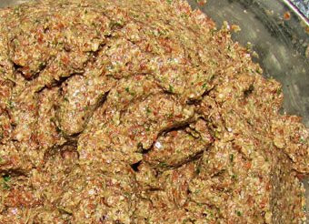 1. Этап. Хлебцы для похудения: Замесить тесто.