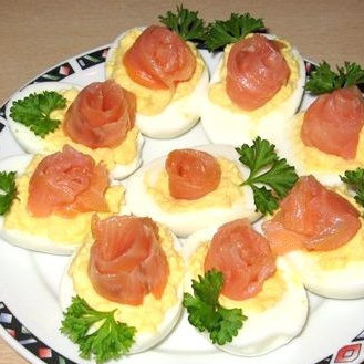 Яйца, фаршированные семгой