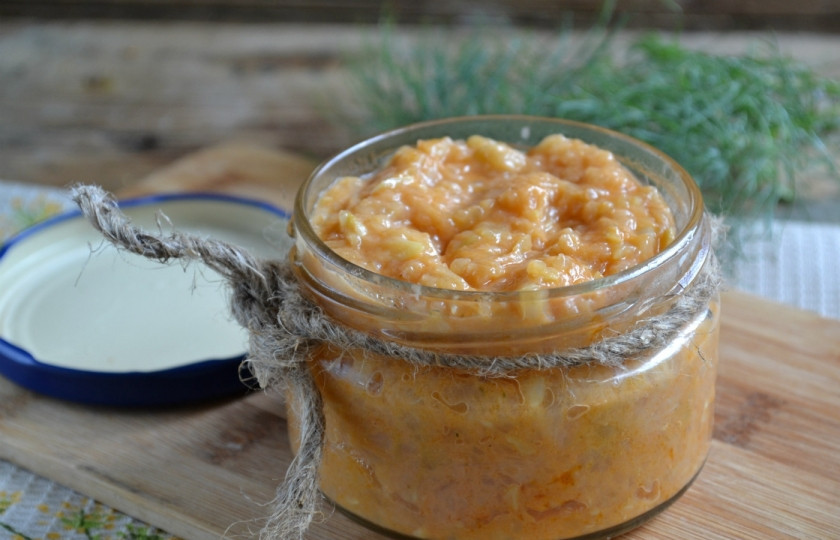 1. Этап. Кабачковая икра с майонезом и мивиной: Готовую икру разложите по банкам и, когда остынет, поставьте в холодильник. Чтобы заготовить на зиму, икру в банках нужно простерилизовать или добавить лимонную кислоту перед окончанием готовки.