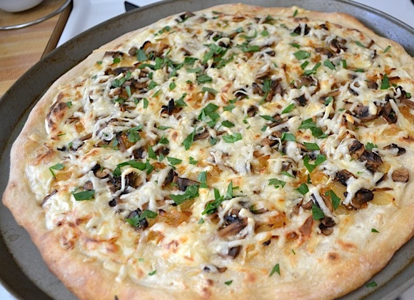 1. Этап. Пицца со сливочным соусом: 12. Поставьте форму для выпекания в разогретую до 200 градусов духовку, выпекайте в течение 12-15 минут, пока тесто не станет золотисто-коричневого цвета.