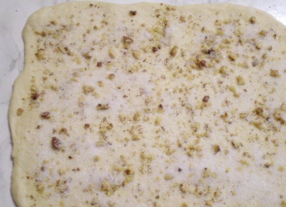 1. Этап. Печенье из дрожжевого теста: 11. Посыпаем щедро орехами и сахаром (4 ст. л.).