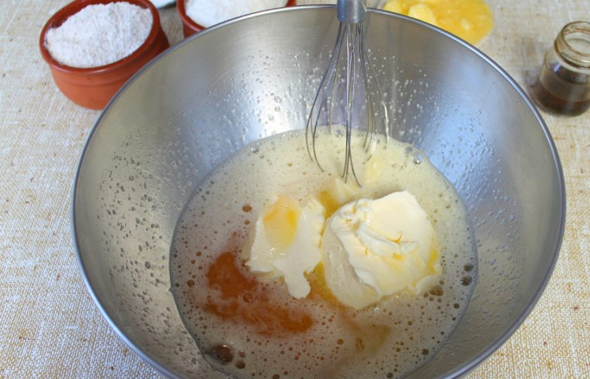 1. Этап. Медовик со сливками: Добавляем мягкое сливочное масло и настойку. Можно использовать любой крепкий и ароматный алкоголь.