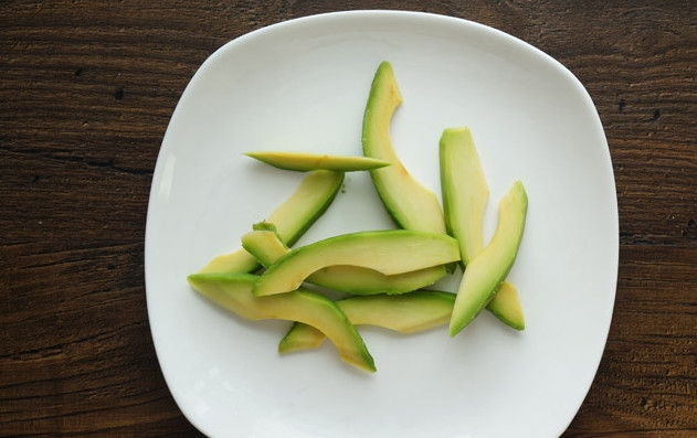 1. Этап. Салат Хрум-хрум: 4. А теперь порежем авокадо ломтиками. Выкладываем кусочки в салатницу.