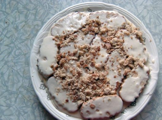 1. Этап. Пряничный торт без выпечки: 7. Снова очередь пряников. Выложить их одним слоем на бананы, предварительно обмакнув в крем.