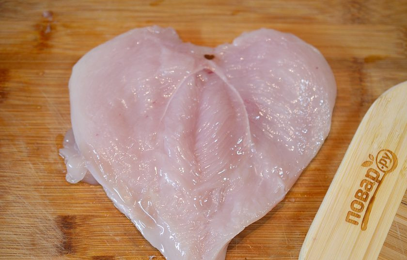 1. Этап. Курочка Гуакамоле (деликатес): Куриную грудку разрежьте и слегка отбейте.