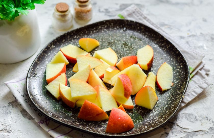 1. Этап. Форшмак из капусты: Яблоко вымойте, удалите сердцевину, нарежьте яблоко произвольно.