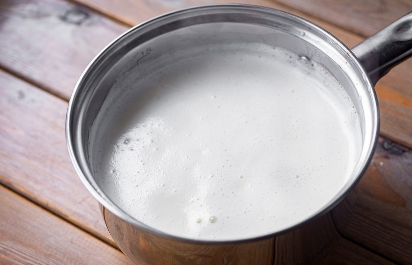 1. Этап. Сгущенка дома (простой рецепт): Поставьте сотейник на средний огонь и дождитесь закипания молока, затем огонь убавьте и варите молоко с сахаром регулярно помешивая ложкой или венчиком.