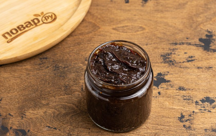 1. Этап. Соус из чернослива на зиму: Горячий соус разложите по чистым стерилизованным баночкам и герметично закрутите крышки. Переверните вверх дном, укутайте в полотенце и оставьте так до полного остывания.