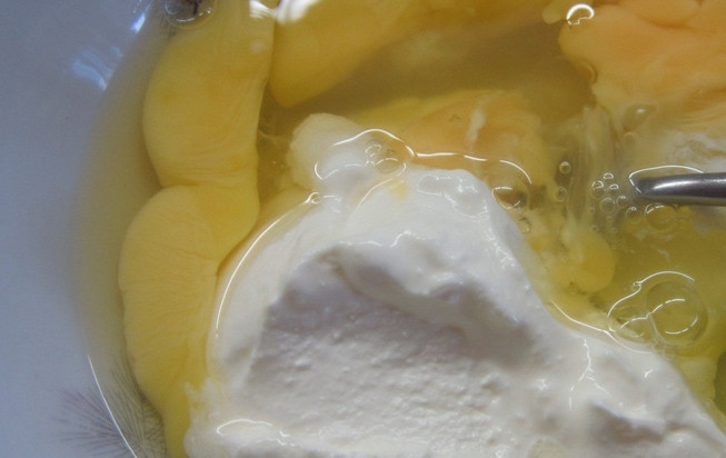 1. Этап. Мясная запеканка, как в детском садике: Яйца взбиваем со сметаной до получения однородной массы.