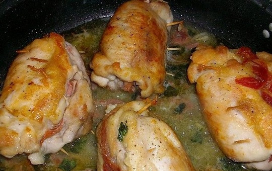 1. Этап. Окорочка без кости: Когда вино выпарится, добавьте зерна черного перца, немного кипяченой воды, накройте сковороду крышкой и тушите рулетики до готовности. Подавайте блюдо горячим, с любым гарниром или салатом.