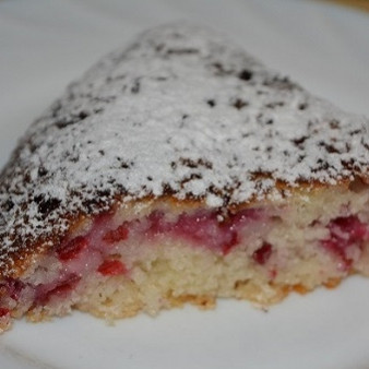 Манный пирог с ягодой