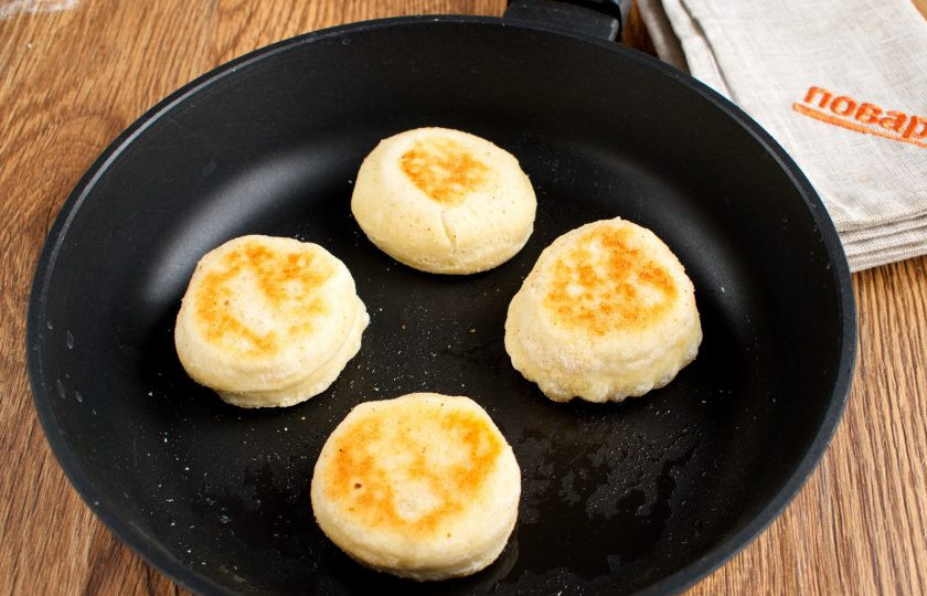 1. Этап. Классические английские маффины: Или нагрейте сковороду с толстым дном и небольшим количеством масла. На среднем огне жарьте маффины с одной стороны около 5 минут. Переверните, накройте крышкой, готовьте еще 3 минуты. Снимите крышку, жарьте еще 2 минуты, до золотистого цвета.