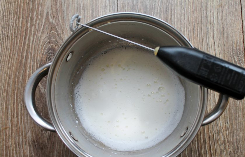 1. Этап. Кофе Сникерс: Молоко нагрейте и вспеньте, чтобы получилась молочная пена.