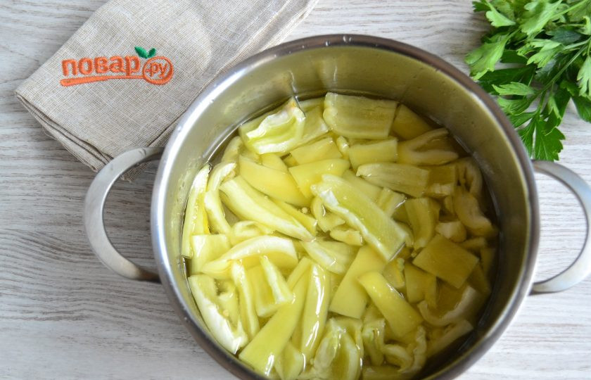 1. Этап. Перец с чесноком и петрушкой на зиму: Когда маринад закипит, отправьте в него сначала половину перца и проварите под крышкой на среднем огне в течение 2 минут, затем переложите перец в чистую стерилизованную банку, прокладывая слоями чеснока и петрушки, а в маринад отправьте вторую половину перца, точно так же проварите и выложите в банку.