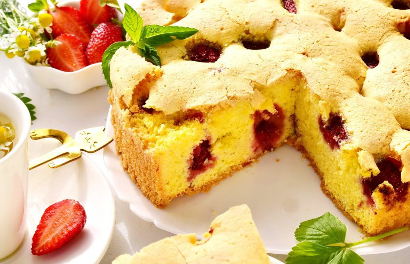 1. Этап. Ароматный клубничный пирог: Пирог остудите в форме. Приятного чаепития!