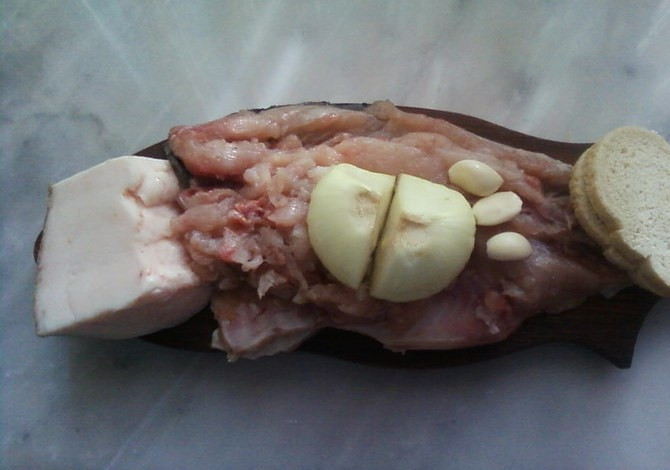 1. Этап. Котлеты из карпа: Рыбу, сало, репчатый лук, предварительно вымоченный в воде и отжатый хлеб измельчаем при помощи мясорубки.