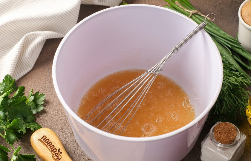 1. Этап. Лепёшки с зеленью на кефире на сковороде: Взбейте яйца с сахаром и солью.