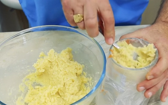 1. Этап. Спиральки из картофельного пюре: Теперь засыпаем муку и еще раз перемешиваем. Перекладываем все тесто в кондитерский мешок или в обычный пакет.