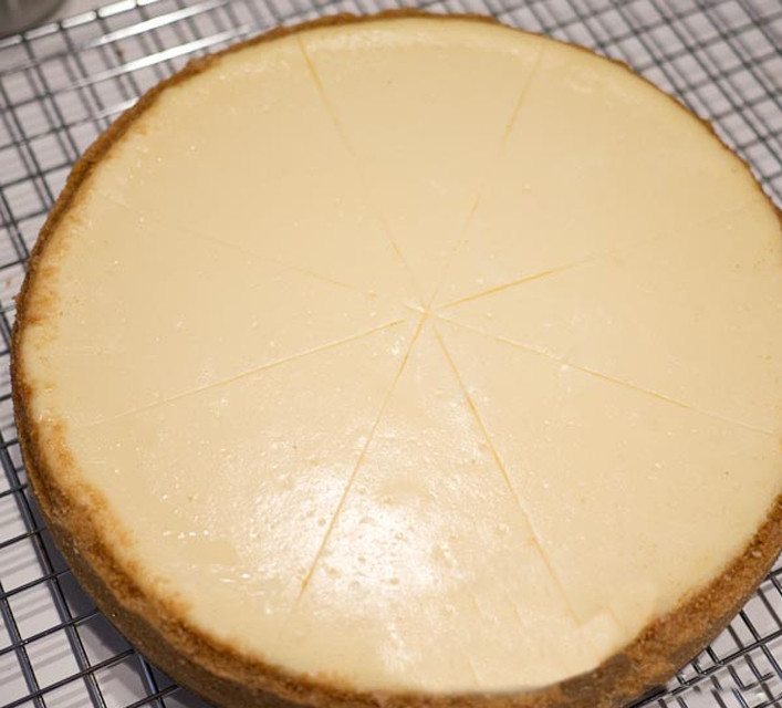 1. Этап. Вкусный чизкейк: После выпекания откройте дверцу духовки и оставьте на 40 минут. Это не допустит оседания чизкейка. Украсьте блюдо фруктами или полейте клубничным джемом.Приятного чаепития!