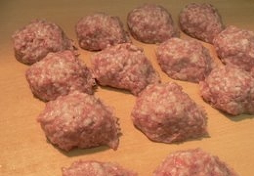 1. Этап. Запеченные тефтели: Хорошенько размешиваем фарш с рисом и отбиваем - поднимаем получившуюся массу и с силой опускаем в миску. Делаем так раз 5-6. Это делается для того, чтобы масса стала однородной и плотной. Затем делим тефтелевую массу на нужное количество частей. Кто-то любит маленькие тефтели, кто-то - большие.