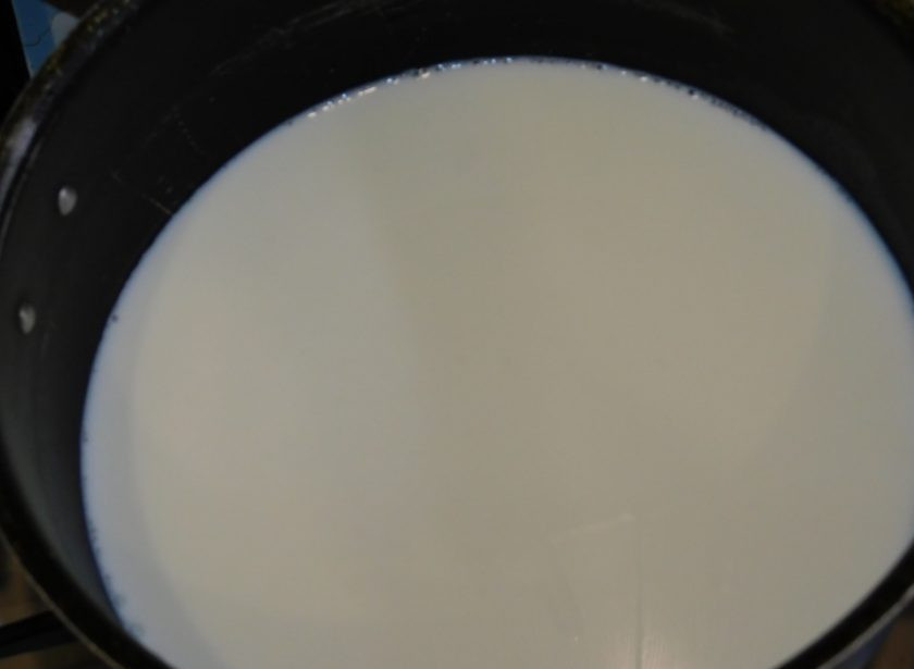 1. Этап. Рис с яблоками: Доведите молоко до кипения. Добавьте немного сахара по своему вкусу.