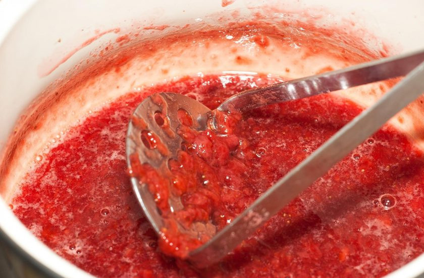 1. Этап. Торт с кремом из сливок: Потом варёные ягоды растолчите в пюре.