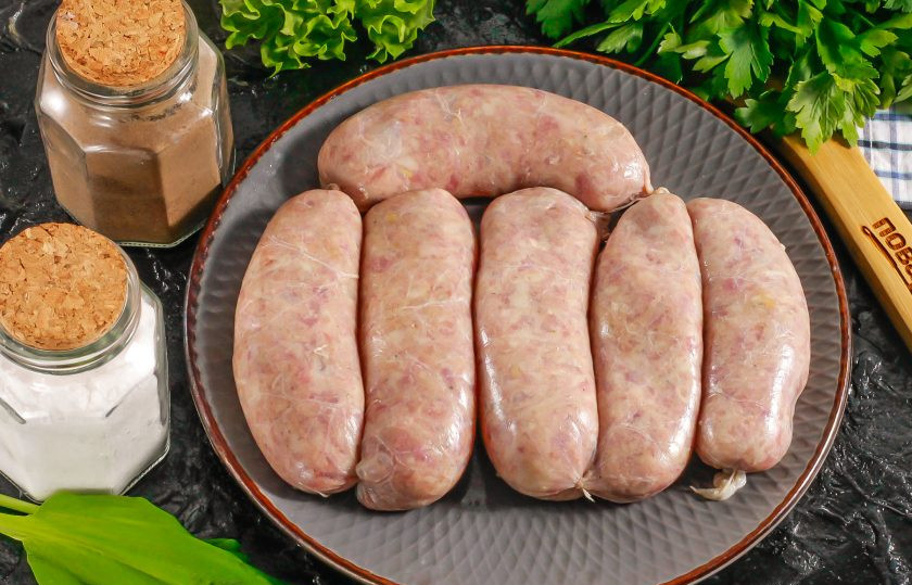 1. Этап. Колбаски от Джейми Оливера: Затем колбасу разделите на части, перевязывая нитью, чтобы получились сосиски. В таком виде поместите заготовки в холодильник, накрыв пищевой пленкой. Фарш внутри заготовок утрамбуется, приобретет ароматы и вкусы специй.