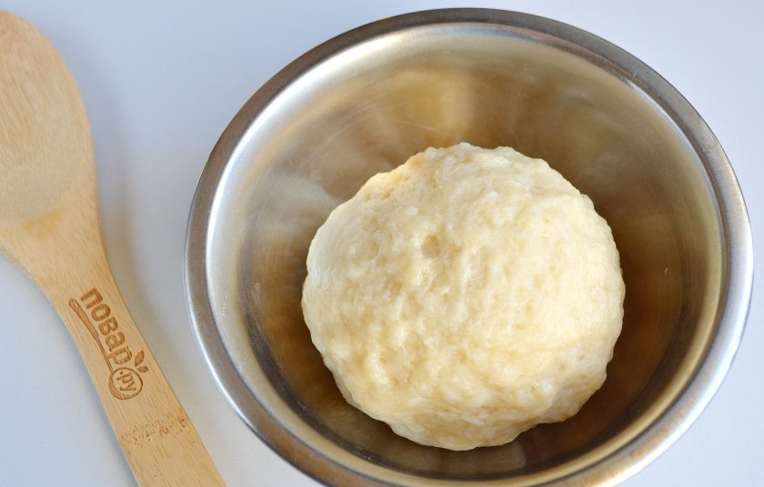 1. Этап. Молдавские пирожки с рисом Вэрзэре: В теплой воде растворите соль, добавьте растительное масло, перемешайте и вводите частями муку. Замесите мягкое тесто, оберните его пленкой или накройте полотенцем и оставьте на 30 минут.