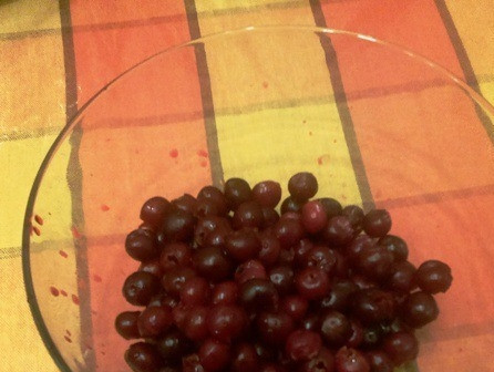 1. Этап. Вяленая вишня: Теперь оторвите у вишен хвостики и достаньте из них косточки. Вы можете сделать это просто руками, использовать шпильку, булавку или же прибегнуть к помощи специальных приспособлений, тогда дело пойдет быстрее.