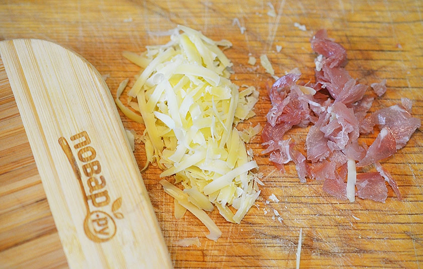 1. Этап. Фаршированные пончики на завтрак: Сыр натрите на крупной терке, ветчину нарежьте кубиком.