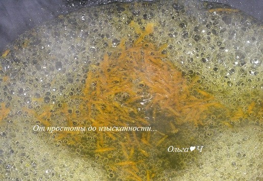 1. Этап. Рождественский гусь с фруктами и картофелем: Тем временем приготовьте глазурь. Снимите цедру с апельсина, затем выдавите сок, добавьте сок лимона, вылейте в сковороду, всыпьте сахар, добавьте цедру апельсина и готовьте сироп до загустения.