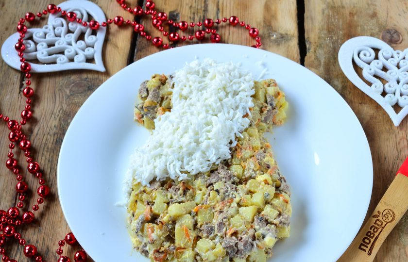 1. Этап. Новогодний салат в Год Собаки: Белки натрите на мелкой терке. Выложите пятно из белка на будущей собачке.