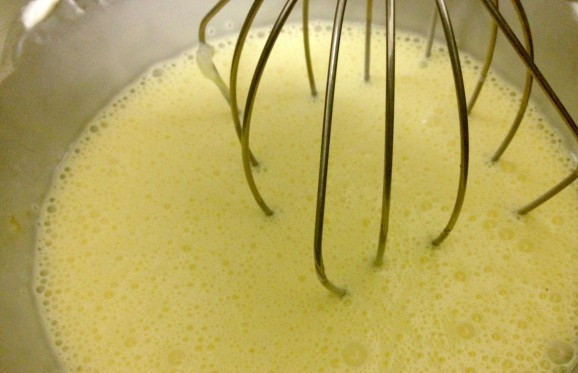 1. Этап. Пирог Зебра со сметаной: 1. Сделаем тесто, для этого смешаем 400 г. сгущенки и 200 г. сметаны, добавим яйца, разрыхлитель и муку, перемешаем.