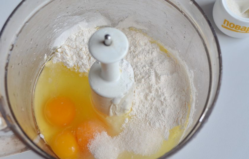 1. Этап. Ванильный сметанник: 6. Для начинки положите в комбайн 400 г сметаны любой жирности, сахар, ванильный сахар, ванильный пудинг (порошок), яйца, белок. Хорошо взбейте массу до однородного состояния.