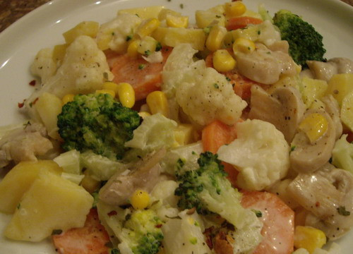 1. Этап. Салат из вареных грибов: 5. После всех отварных ингредиентов добавим кукурузу и сметану. Перемешаем, добавим разные специи по своему вкусу - и салат готов!