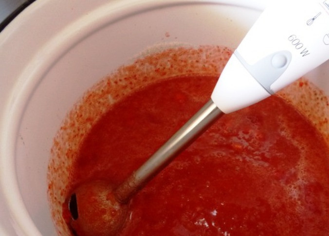 1. Этап. Клубничное варенье с желатином: Мягкую клубнику с килограммом сахара выложите в кастрюлю и измельчите с помощью погружного блендера.