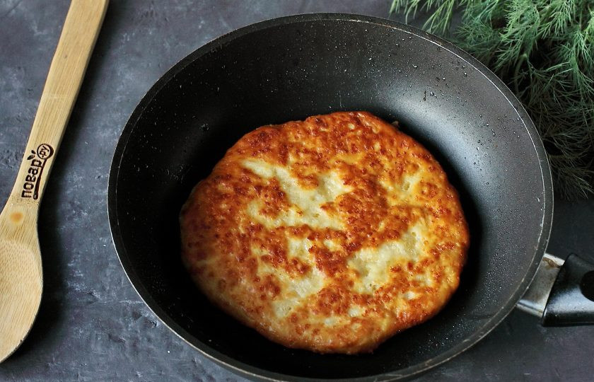 1. Этап. Сырные лепешки за 15 минут: Обжарьте лепешки поочередно на сковороде с небольшим количеством растительного масла под крышкой на среднем огне около 2-3 минут.