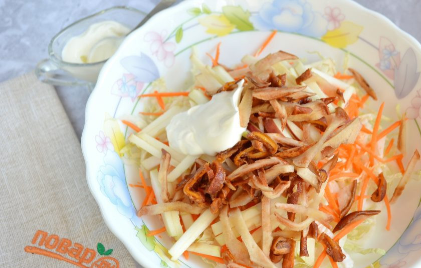 1. Этап. Легкий зимний салат: 6. Сухофрукты откиньте на дуршлаг, дайте стечь хорошо воде. Порежьте соломкой, положите в салат. Заправьте сметаной.