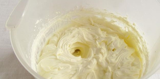 1. Этап. Тирамису классический без яиц: 1. Подготовьте сливки, сахарную пудру, маскарпоне и ванилин. С помощью миксера (на малых оборотах) взбейте маскарпоне со сливками и ванилином с сахарной пудрой.