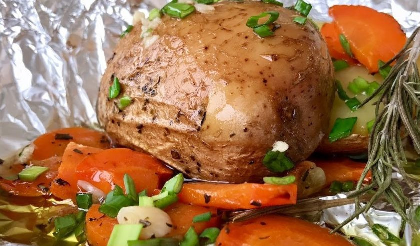 1. Этап. Картофель в мундире (просто и вкусно): 4. Оливковое масло смешайте с измельченным чесноком, солью, луком. Полейте готовый картофель заправкой. Приятного аппетита!