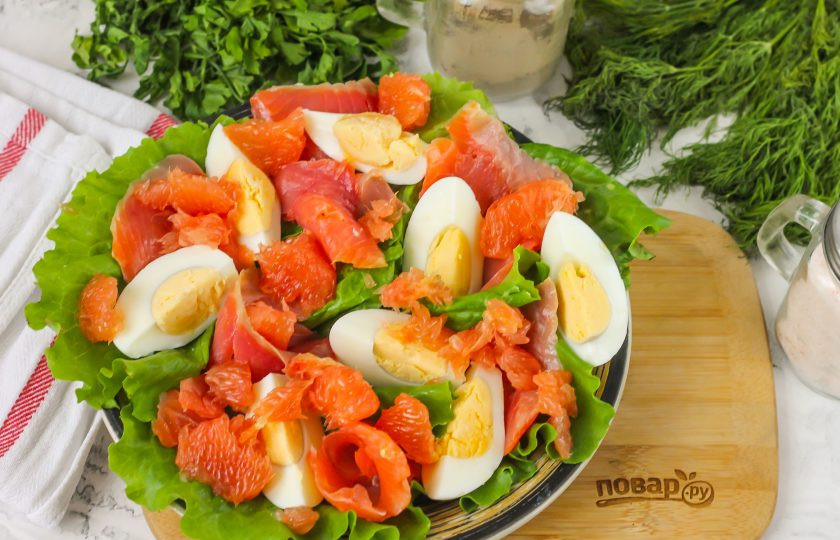 1. Этап. Салат с красной рыбой и грейпфрутом: Грейпфрут очистите от кожуры и белого слоя, разделите на дольки и удалите прозрачную пленку с каждой из них, обнажая сочную мякоть. Выложите мякоть между остальными нарезками на тарелке.