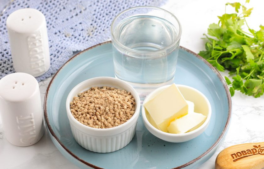 1. Этап. Гречневый продел в мультиварке: Подготовьте указанные ингредиенты. По желанию замените воду молоком любой жирности.